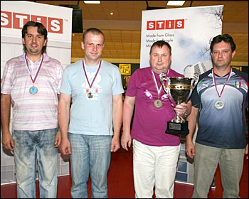 Победитель июньского этапа командного чемпионата по боулингу "СТИС 2010" команда "Окна Максимум"