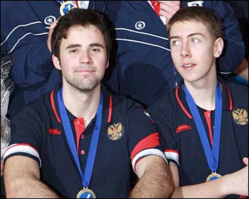 ЬБрозовые призеры парного зачета EYC2011 по боулингу Артемий Зубков и Александр Миненко