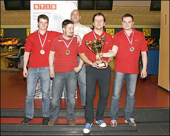 победительница апрельского этапа чемпионата по боулингу СТИС Bowling 2011 команда САЗИ