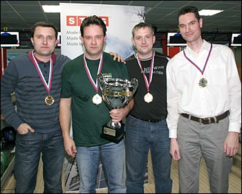 Победительница 10-го этапа чемпионата по боулингу СТИС-2011 - команда ББ (КомплектСервис)