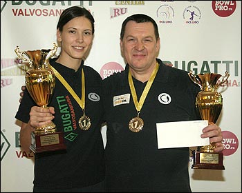 Победители ГФ ИЧ ЦФО по боулингу 2011 Евгения Смирнова и Олег Козырев