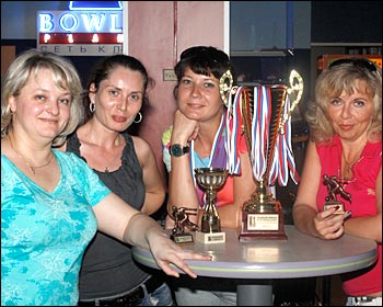 Победительница 3 этапа чемпионата по боулингу СТИС 2012 команда Технологи уюта