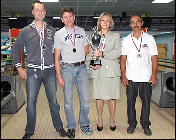 Победительница 8 этапа чемпионата по боулингу СТИС 2012 команда Технологи уюта