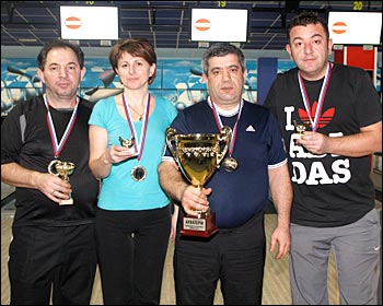 Победительница 11 этапа чемпионата по боулингу АКВА-ТЕРМ 2012 команда ТоргСантех