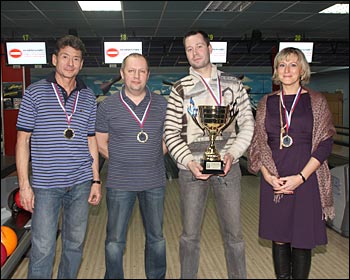 Победительница первого этапа чемпионата по боулингу ОКНА БОУЛИНГ 2013 команда Метеорус